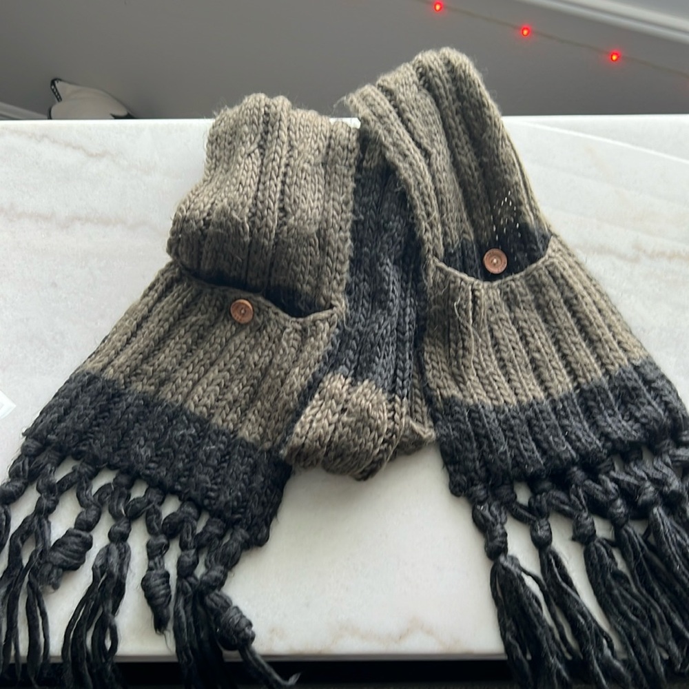 Roxy green and black long scarf with hand pockets